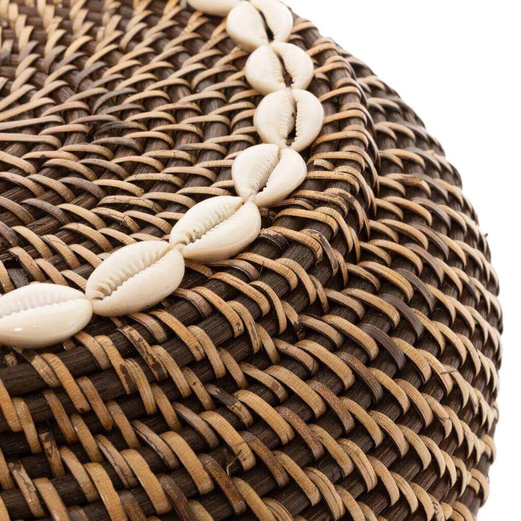 Elegante rieten mand met schelpenversiering, perfect voor stijlvolle en functionele opberging.
