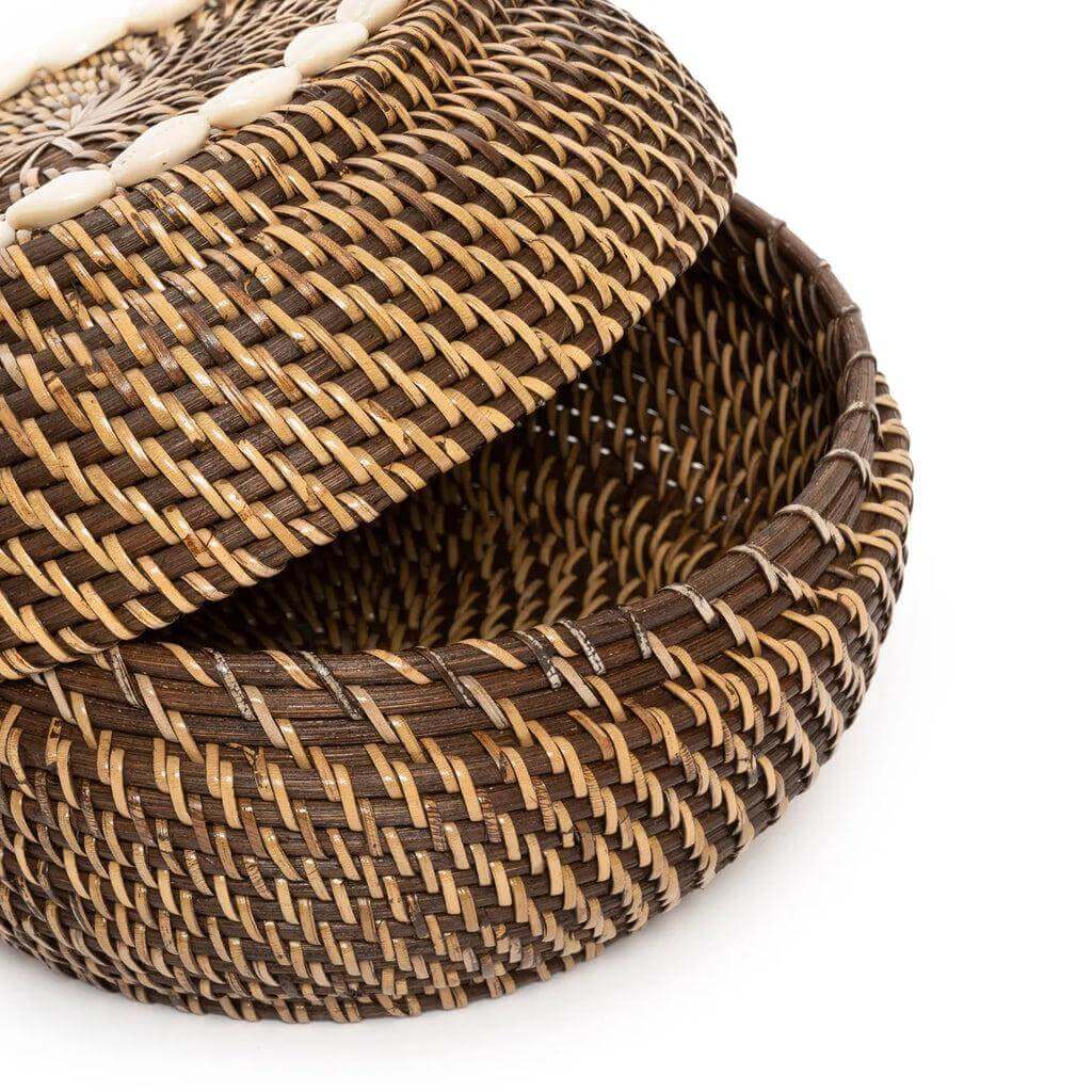 Elegante rieten opbergmand met deksel in naturel bruin, perfect voor stijlvolle en functionele opbergruimte in huis.