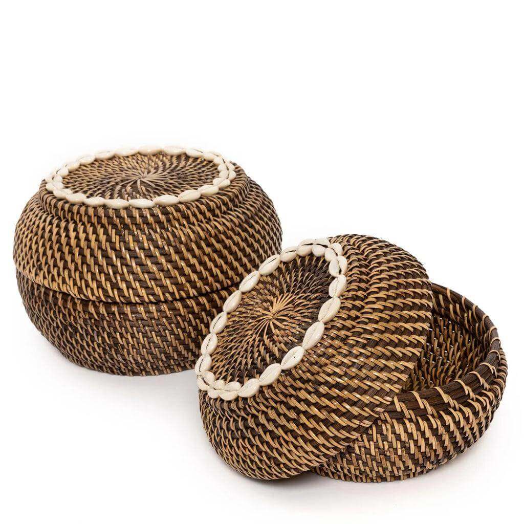 Elegante rieten manden met deksel in naturel bruin, perfect voor stijlvolle opberging van kleding, speelgoed en meer.