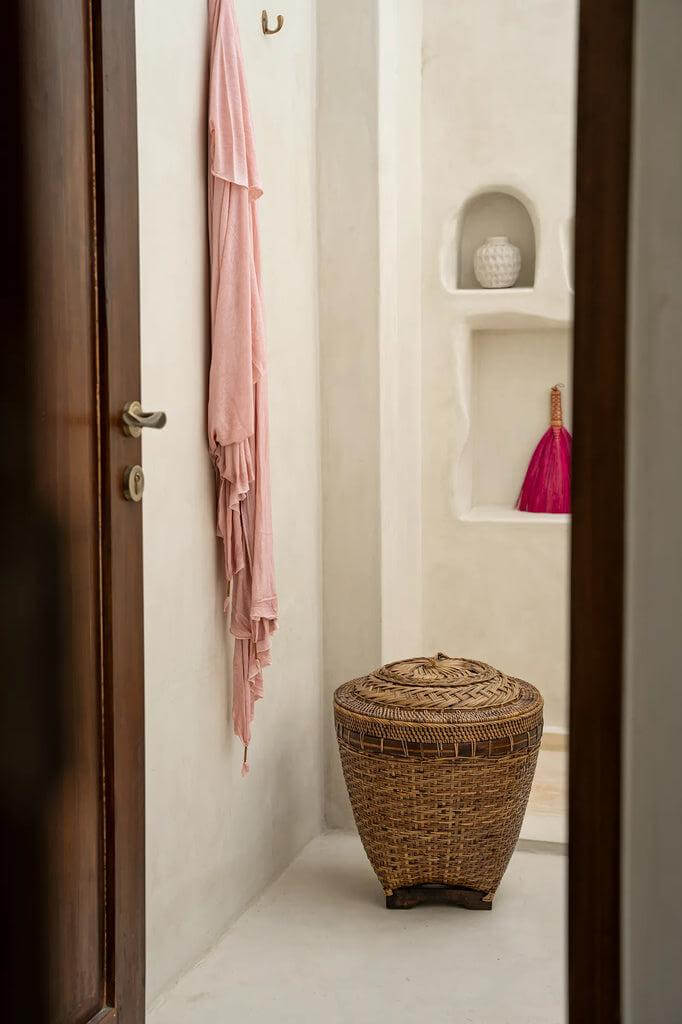 Handgemaakte rotan De Colonial opbergmand in naturel bruin, perfect voor stijlvolle opslag in interieur, hoogte 45cm, breedte 42cm.