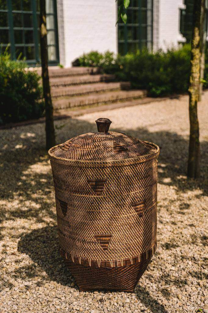 Handgeweven rotan wasmand XL in natuurlijk bruin, perfect voor stijlvolle opbergruimte in huis. Etnisch chique decoratief stuk.
