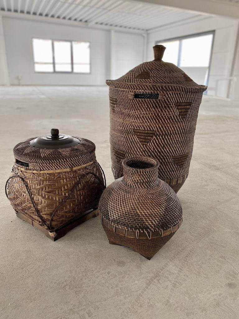 Drie handgeweven bruine rotan manden met deksel, geschikt voor was, handdoeken of speelgoedopslag. Etnisch chique interieuraccessoires.