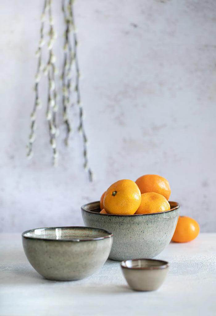 De Comporta Cornflakeskom M-set van 6 in craquelé glazuur, perfect voor stijlvolle tafelschikking met oranje mandarijnen als decor.