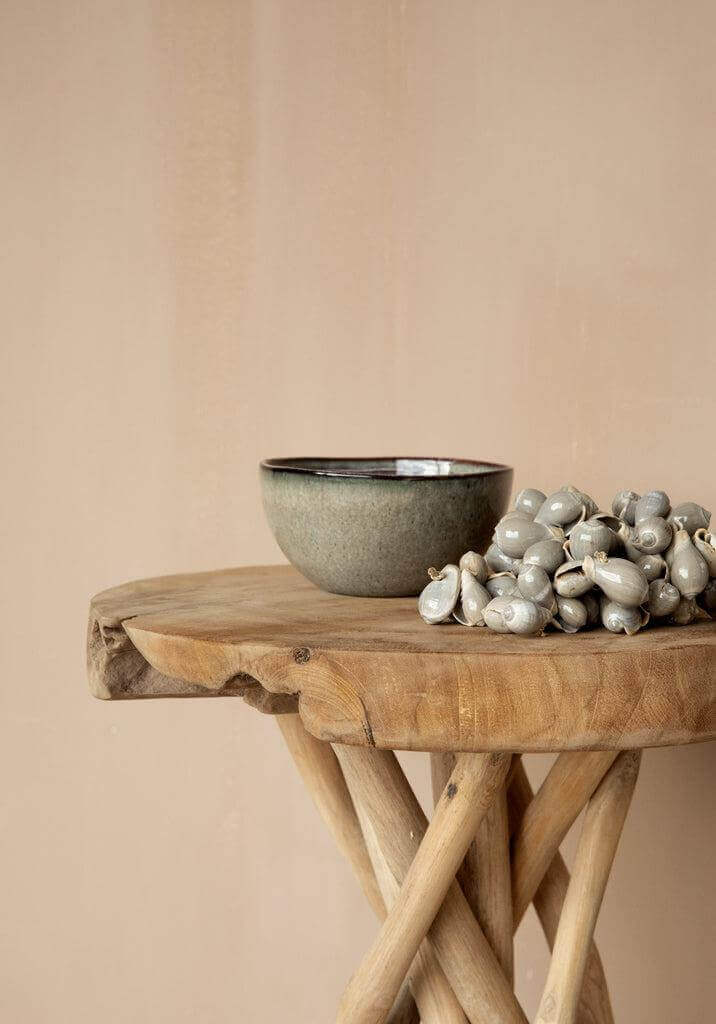 De Comporta Cornflakeskom op houten tafel met decoratie, unieke Portugese keramiek met craquelé glazuur finish