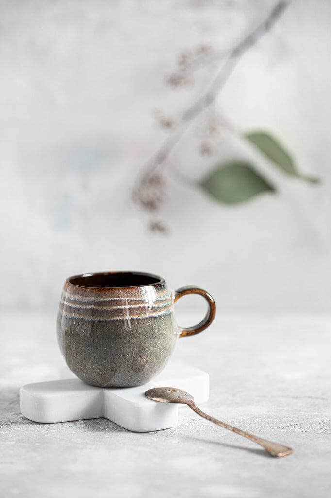 De Comporta Espresso Kopje S - Set van 6 op tafel met takje als decoratie, vaatwasmachinebestendig Portugees aardewerk servies.