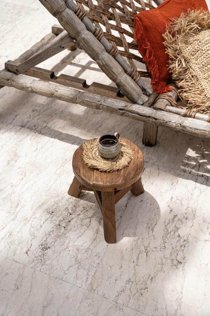 Gezellig buiten, De Comporta Espresso Kopje op rustiek houten krukje naast een geweven stoel, perfect voor elke gelegenheid.