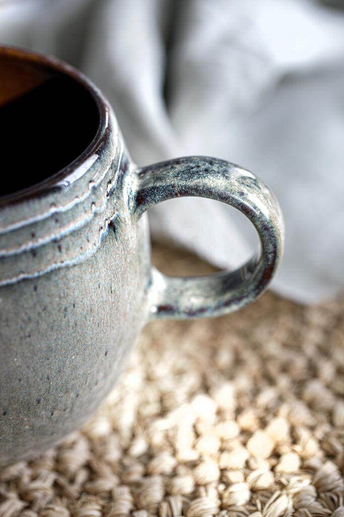 Keramisch espresso kopje met gemengde kleuren, deel van de De Comporta set, perfect voor stijlvolle tafelsettings, vaatwasbestendig.