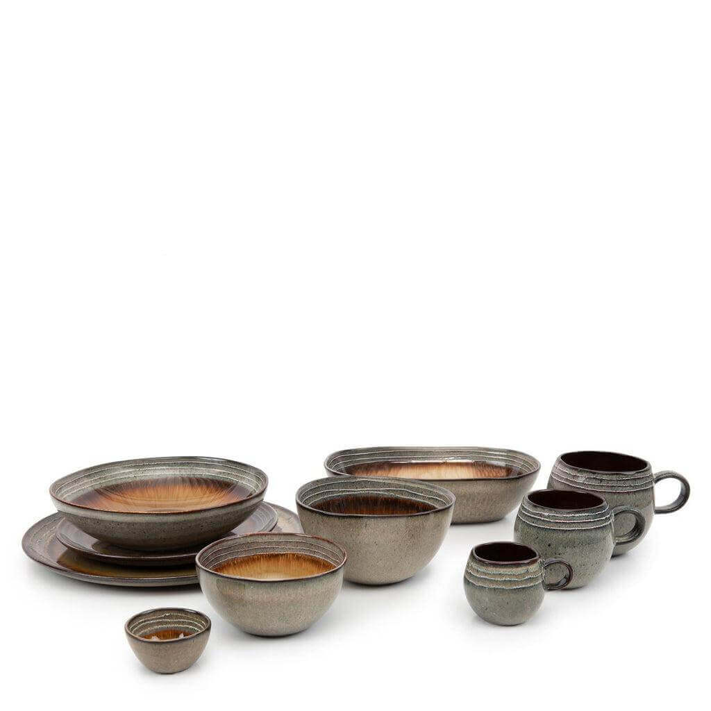 Set van Portugese keramiek: hoogwaardige borden, schalen en kopjes in gemengde kleuren. Ideaal voor elke gedekte tafel.