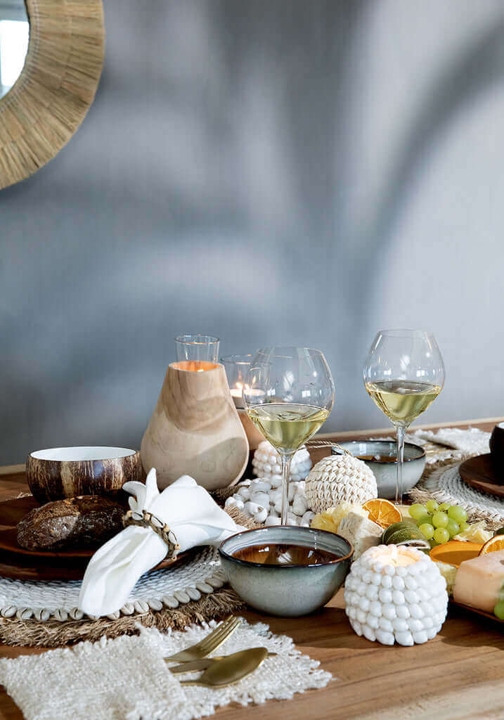 Stijlvolle tafelsetting met De Comporta keramiek servies en wijnglazen, perfecte keuze voor brunch of diner.