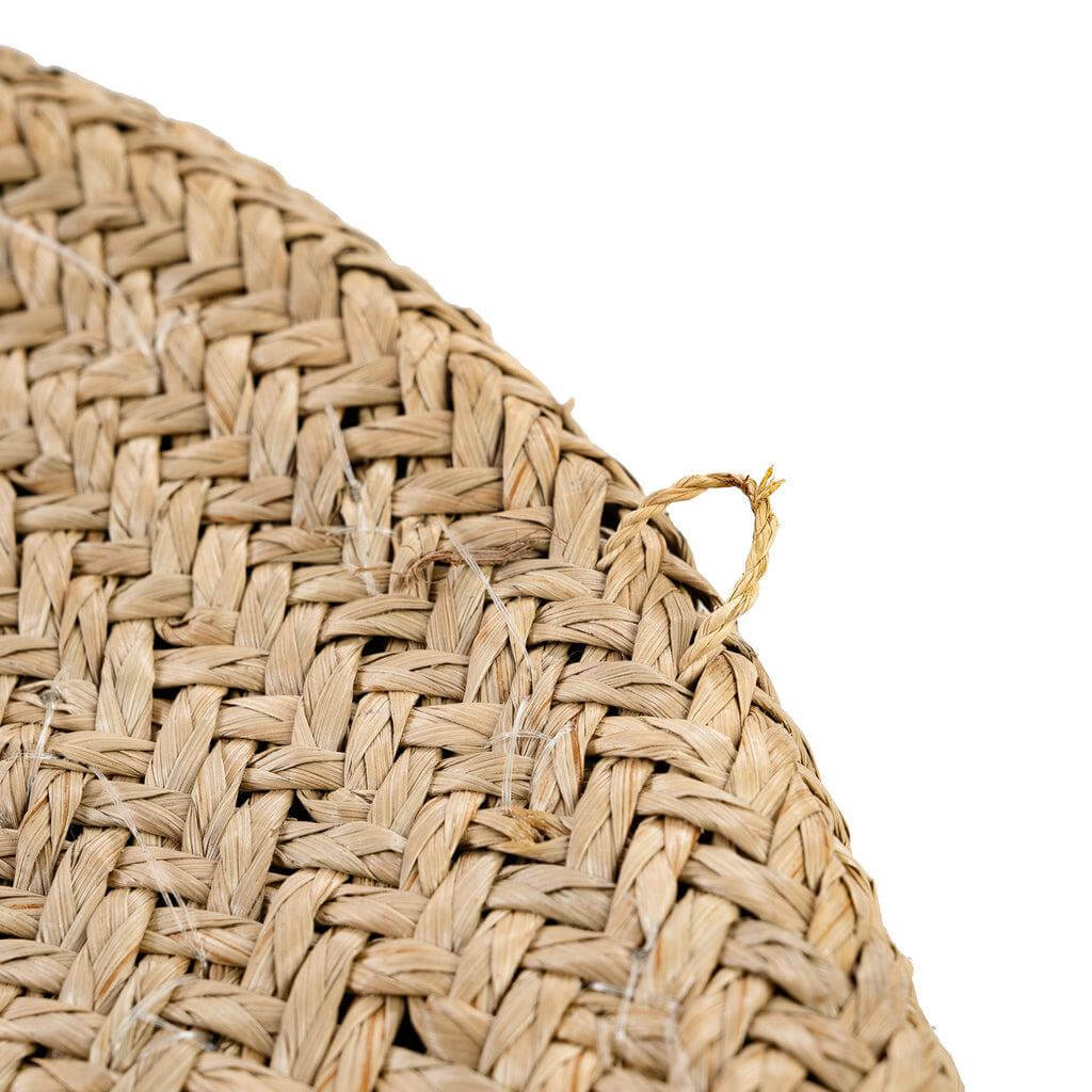 Detail van Costa Shell Plaat in natuurlijk wit gemaakt van gras en schelpen, perfecte wanddecoratie voor elk interieur.