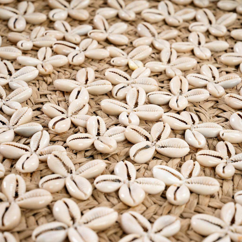 Alt Tag: Gedetailleerde close-up van natuurwitte Costa Shell Plaat met schelpen en gras, perfect voor decoratie in elk interieur.
