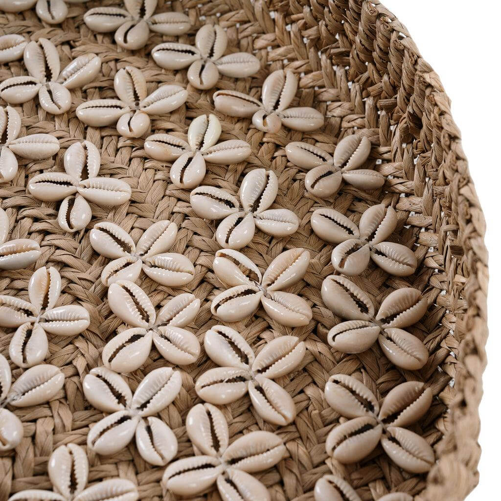 Decoratieve schaal van gras en schelpen, De Costa Shell Plaat in natuurlijke witte tint, voor een uniek accent aan je interieur.