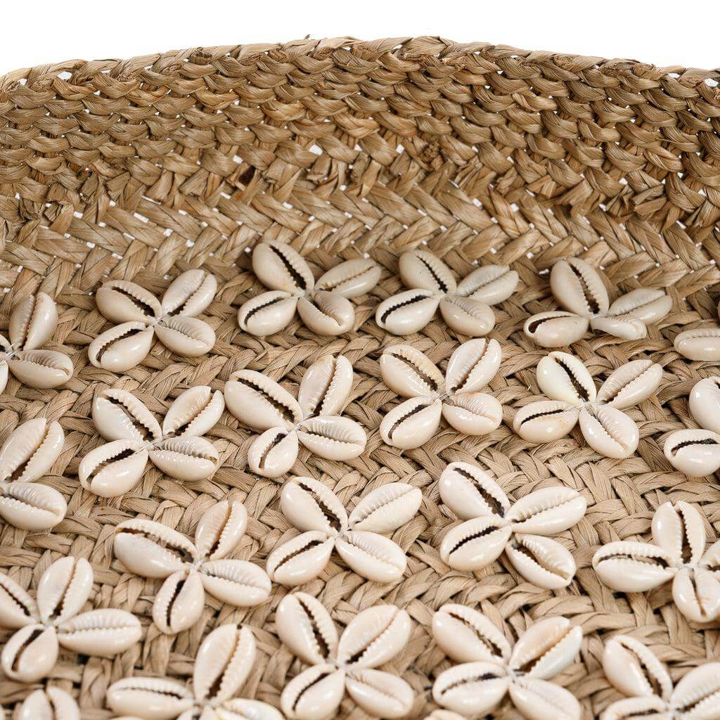 Close-up van de Costa Shell Plaat in naturel wit, met gras en schelpen design, ideaal als uniek woondecoratiestuk. Kleur neutraal.