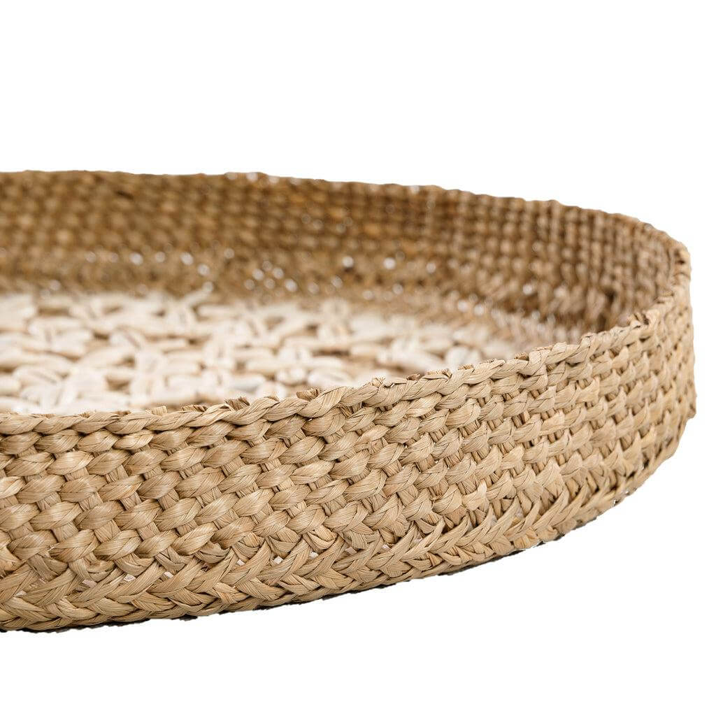 Ronde Costa Schelpen Plaat van natuurlijk gras, elegant gevlochten design voor een stijlvolle wanddecoratie in neutrale tinten.