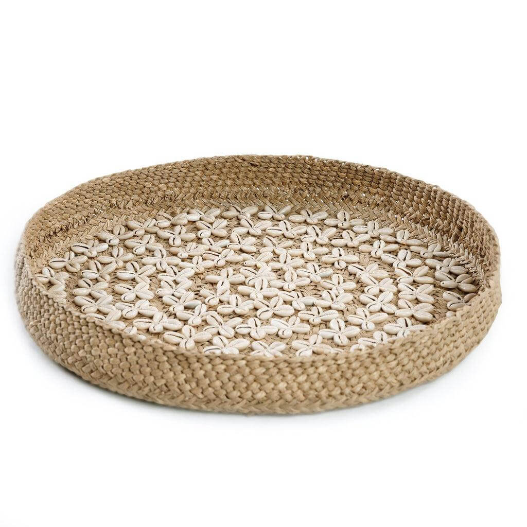Alt Tag: Decoratieve De Costa Shell Plaat met natuurlijke schelpen en gras, elegant design voor ieder interieur, kleur naturel wit.