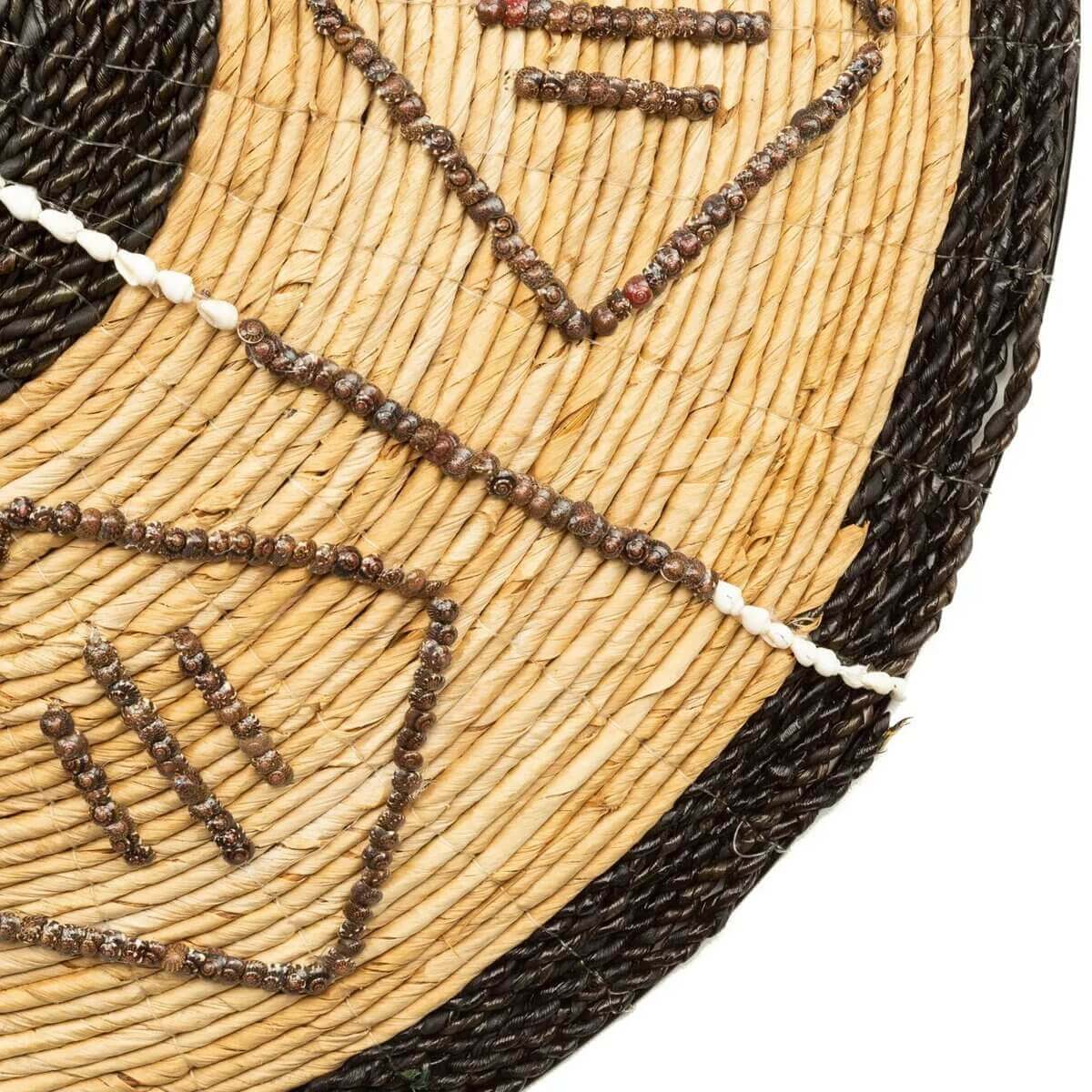 Handgeweven bamboe bord met zwarte en beige grafische patronen, vervaardigd door Bazar Bizar Living.