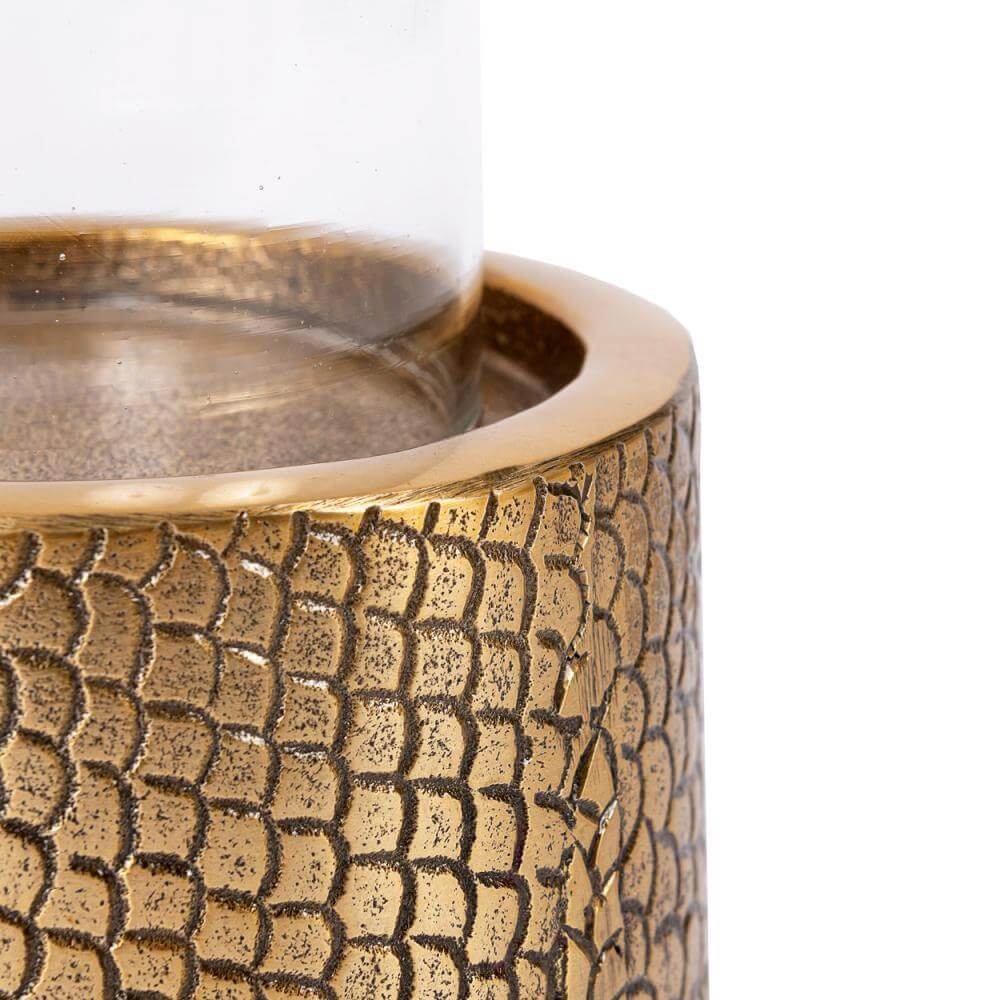 Close-up van de Croco kaarsenhouder in messing met glas, elegant en stijlvol voor elk interieur.