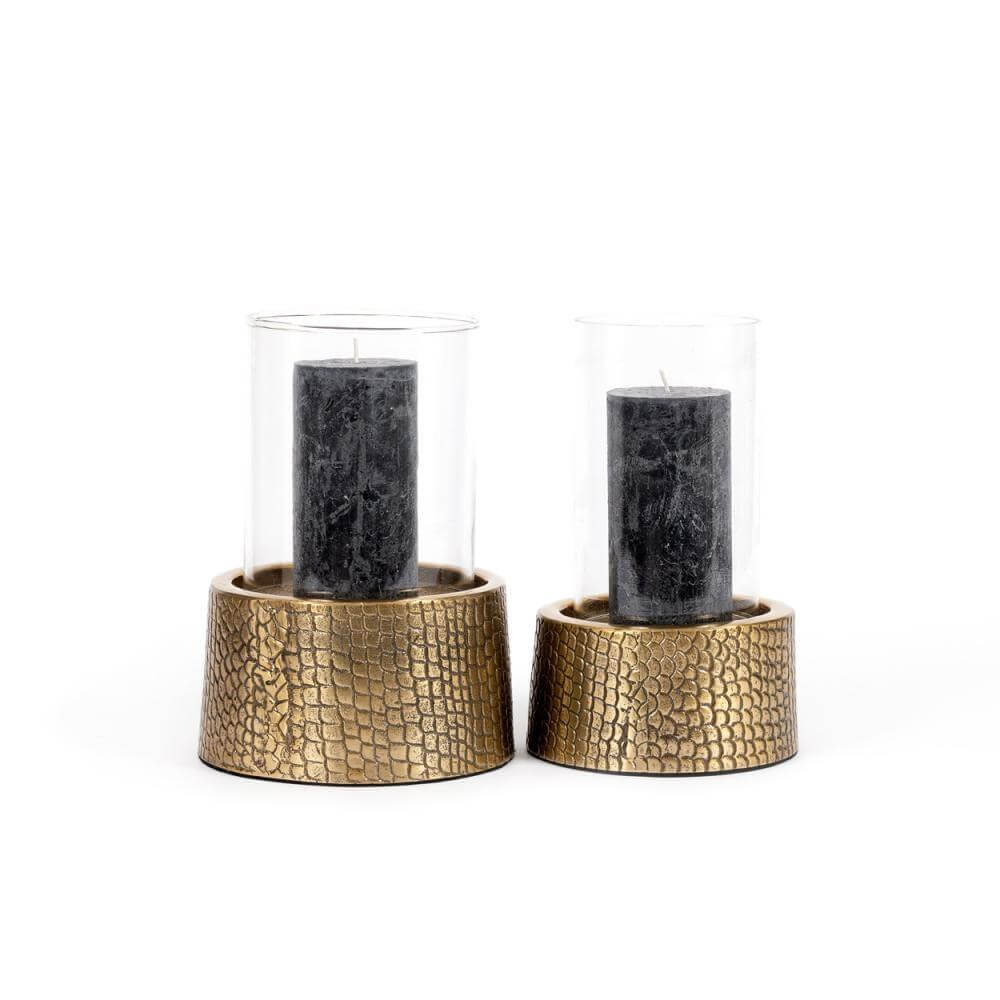 De Croco Kaarsenhouder met glas in messing, croco print, in twee maten. Perfect voor een stijlvolle decoratie van elke ruimte.