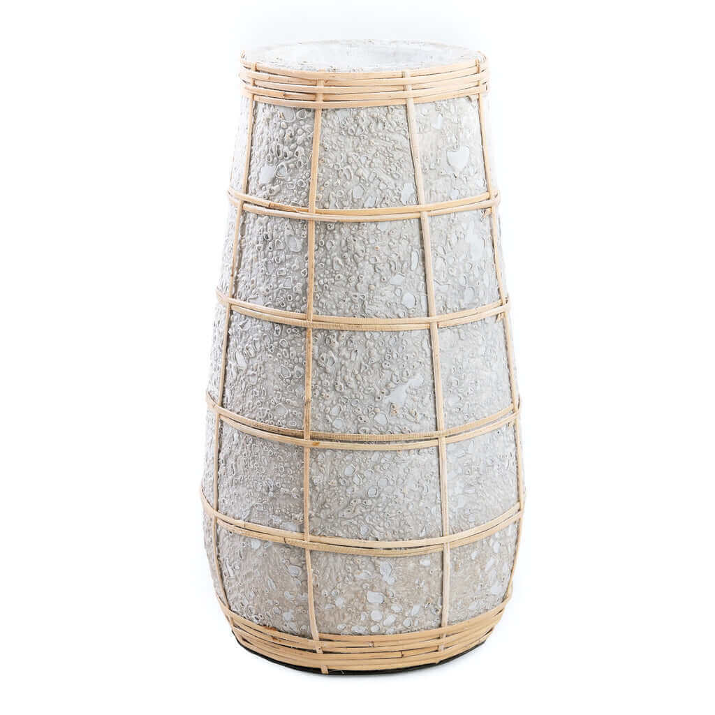 De Cutie Vaas in betongrijs met rotan detail, ideaal voor droge bloemen, terras en interieur, hoogte 31 cm, breedte 14 cm.