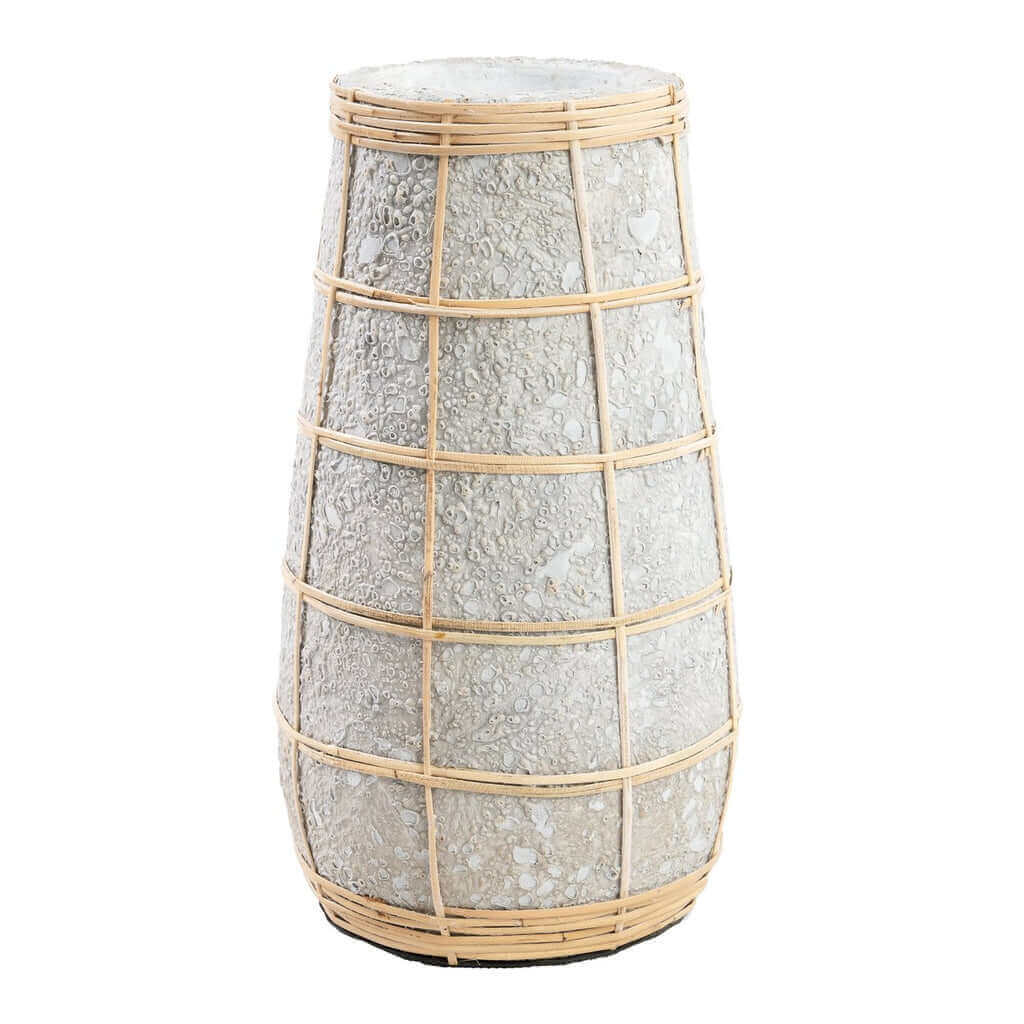 De Cutie Vaas in betongrijs met rotan detail, perfecte terracotta vaas voor droge bloemen; 26 cm hoog, ideaal voor kuststijl interieur.