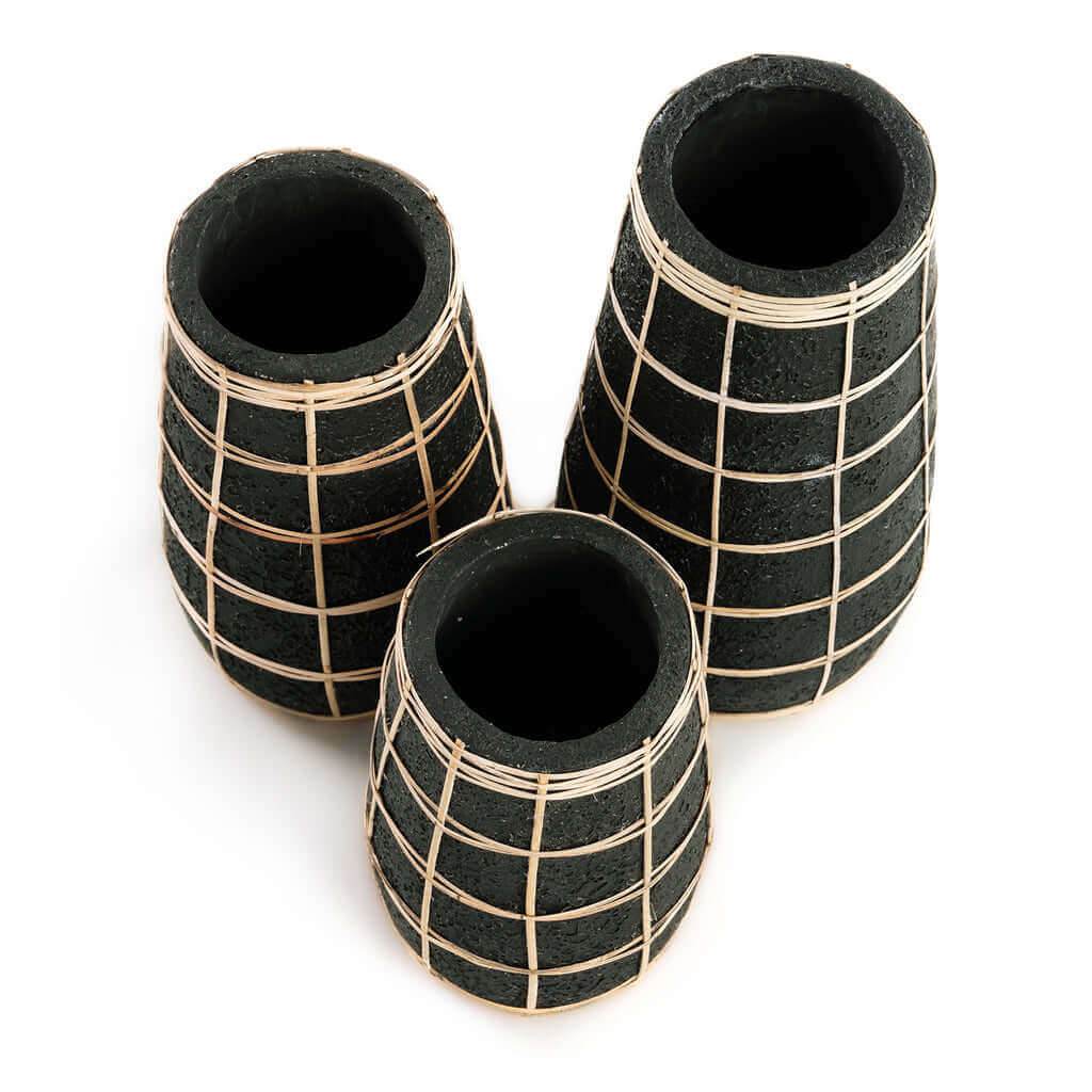 Alt Tag: Drie zwarte terracotta vazen met rotan details, perfect voor een kuststijl interieur. Ideaal voor droge bloemen.