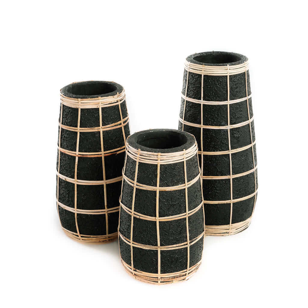 Drie terracotta vazen met rotan details in zwart en naturel, ideaal voor gedroogde bloemen. Hoogte 31 cm, breedte 14 cm, lengte 14 cm.