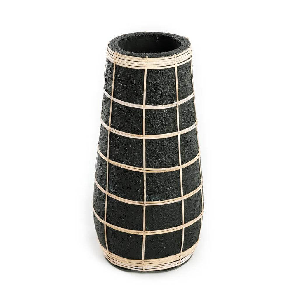 Zwart natuurlijke terracotta vaas met rotan details, ideaal voor droge bloemen, hoogte 31 cm, breedte 14 cm.