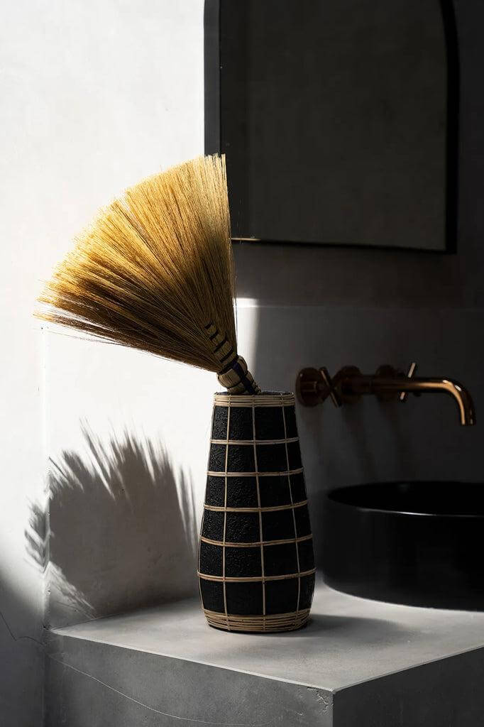 Terracotta vaas zwart naturel met rotan detail, past perfect bij droge bloemen. Hoogte 31 cm, geen waterdichte functie.