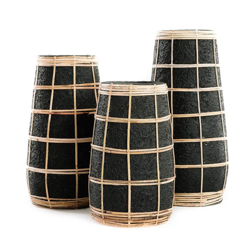 Zwarte terracotta vazen met rotan details, perfect voor gedroogde bloemen, in drie verschillende hoogtes.