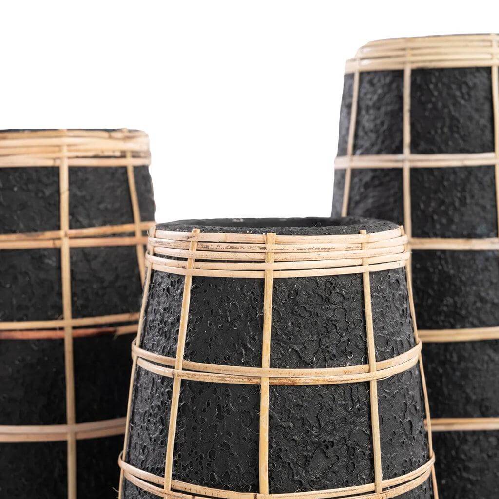 Zwarte terracotta vaas met rotan detail, perfect voor gedroogde bloemen, maat L. Breng een kustgevoel in je interieur met deze prachtige decoratie.