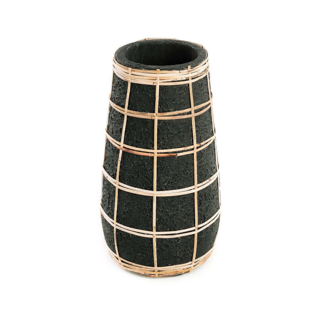 De Cutie Vaas zwart met rotan detail, gemaakt van terracotta voor gedroogde bloemen. Beschikbaar in maat L, hoogte 31 cm, breedte 14 cm.