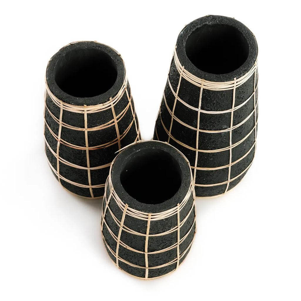 Set van drie terracotta vazen met rotan details, zwart en naturel, perfect voor gedroogde bloemen, 22 cm hoog.