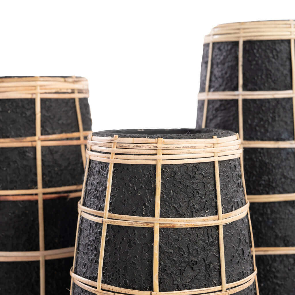 Drie zwarte terracotta vazen met rotan detail, ideaal voor gedroogde bloemen. Niet waterdicht, brengt kustgevoel in huis.