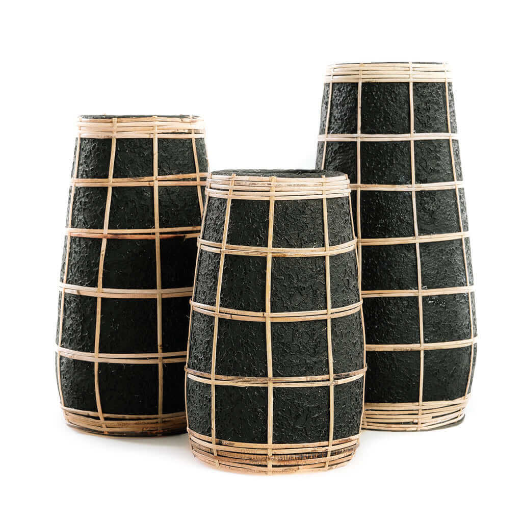 Drie zwart natuurlijke terracotta vazen met rotan details, perfect voor droge bloemen, in verschillende maten.
