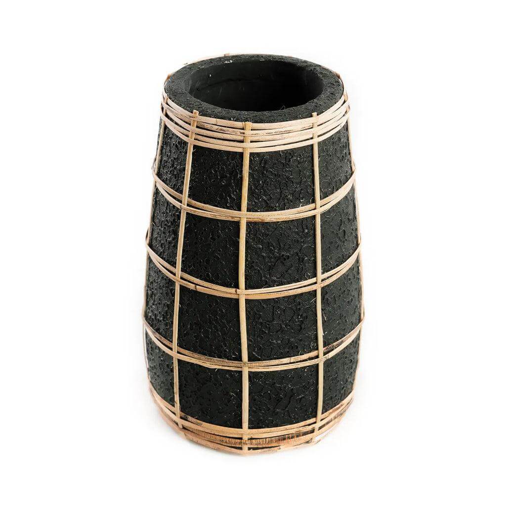 Terracotta vaas zwart met rotan detail voor een kustgevoel, perfect voor gedroogde bloemen. Hoogte 22 cm. Niet waterdicht.