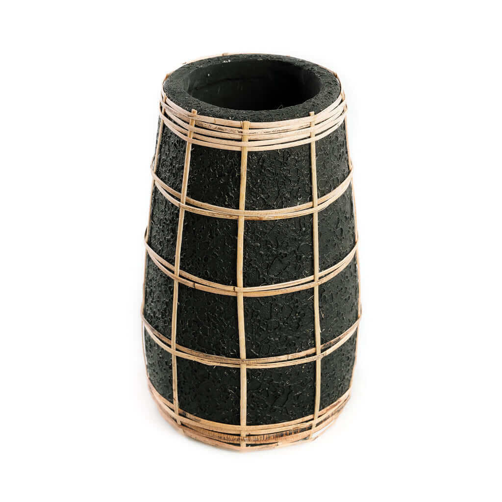 Zwarte terracotta vaas met rotan detail, ideaal voor gedroogde bloemen. Stijlvolle toevoeging aan je interieur. Hoogte 22 cm.