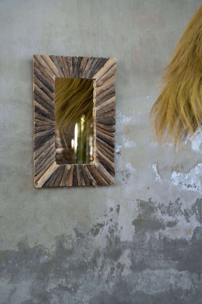 Rustieke spiegel met rechthoekig glas omlijst door natuurlijk drijfhout, handgemaakt voor een unieke wanddecoratie.