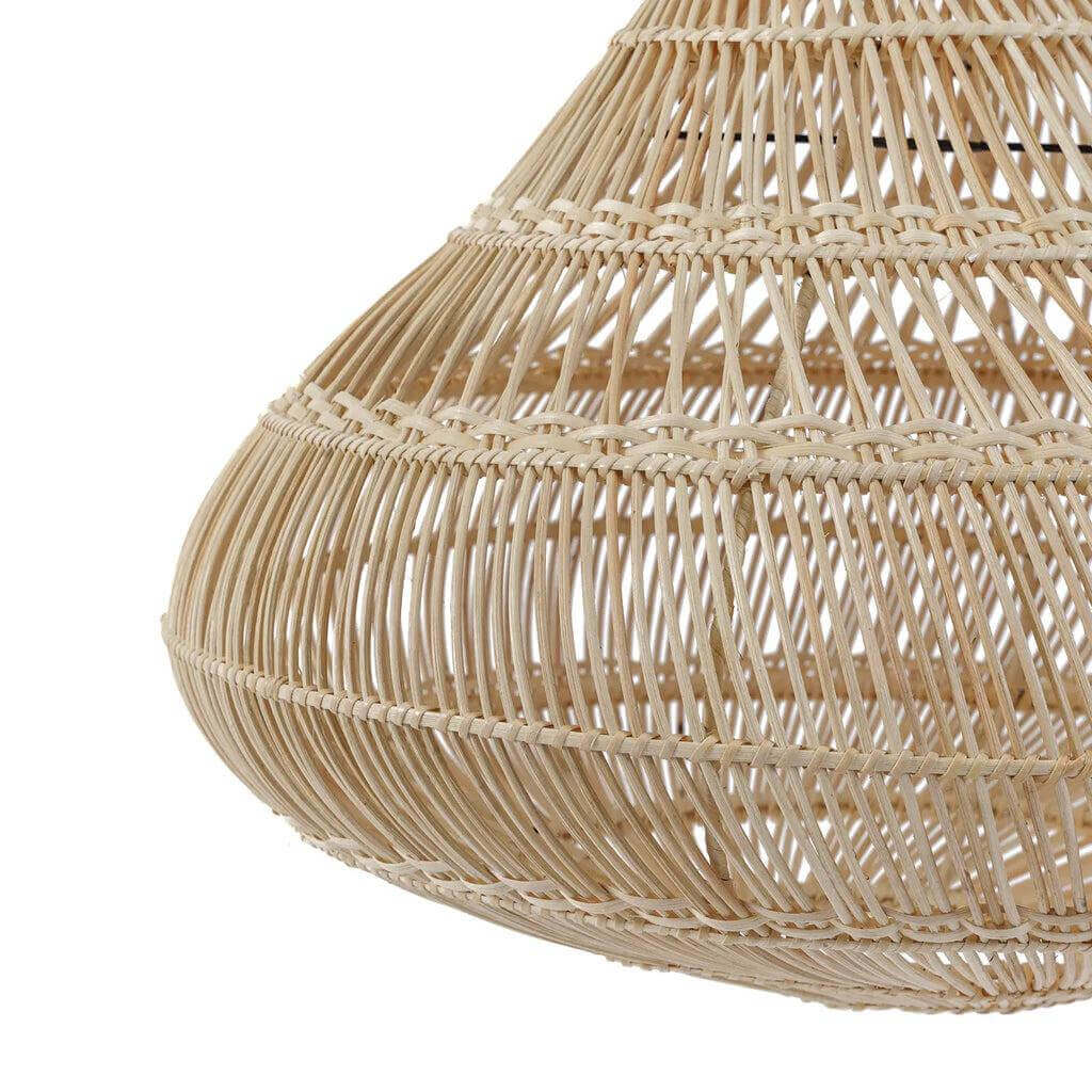 Detail van de De Drop Hanglamp in maat XL, gemaakt van natuurlijk rotan met een druppelvormig ontwerp voor sfeervolle verlichting.