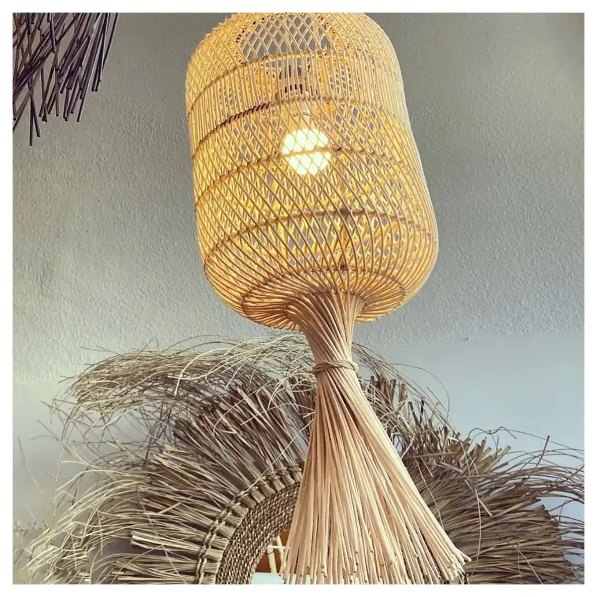 De Dumpling rotan hang- en vloerlamp in natuurlijk design, multifunctioneel voor sfeervolle boho-touch in elk interieur.