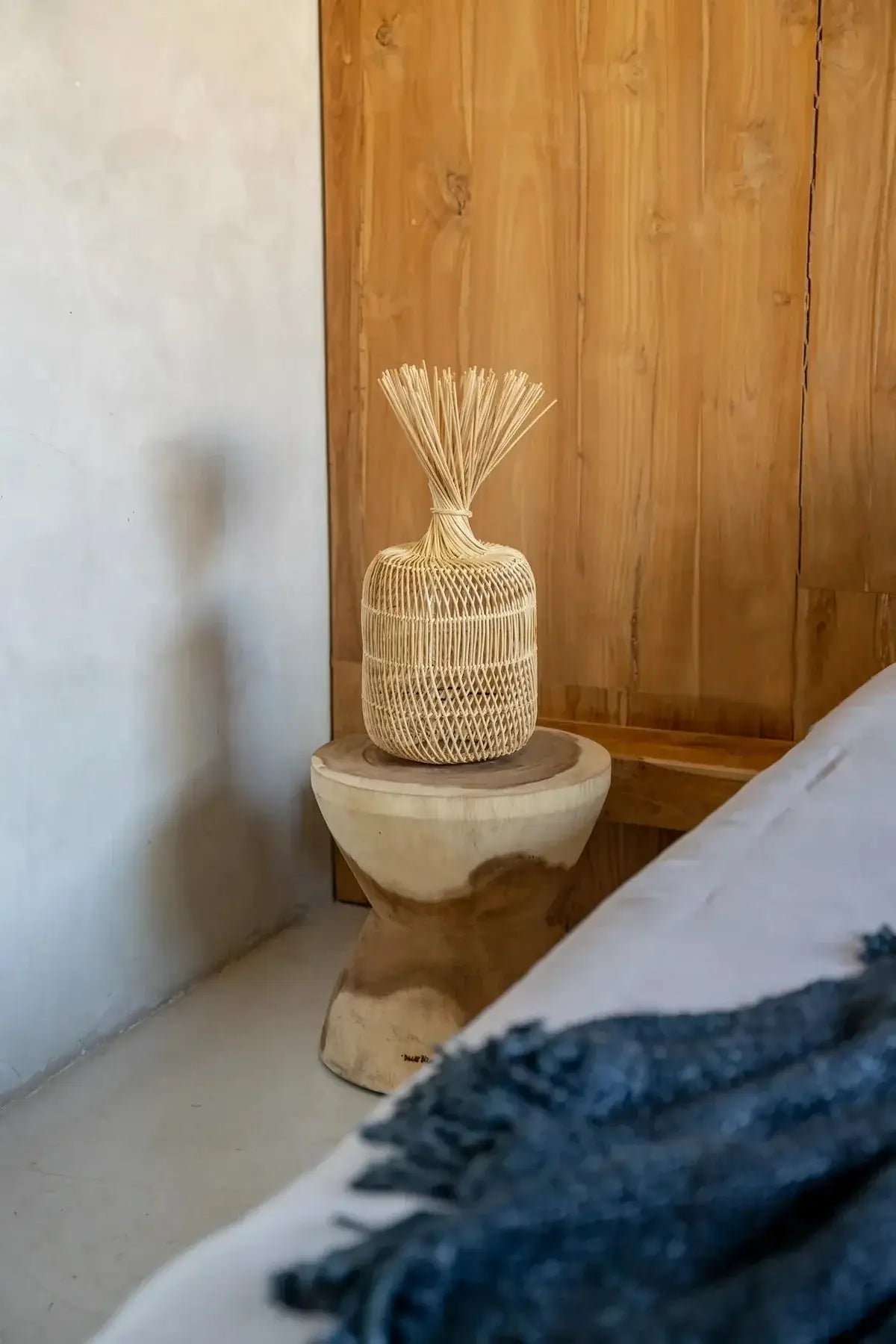 Stijlvolle rotan Dumpling lamp in natuurlijke tinten op houten decor, ideale hang- of vloerlamp voor boho-look in huis.