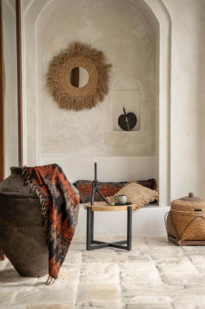 Alt Tag: Boho interieur met De Early Monday Spiegel, omringd door rotan, voegt natuurlijke charme toe aan een stijlvolle woonkamerhoek.