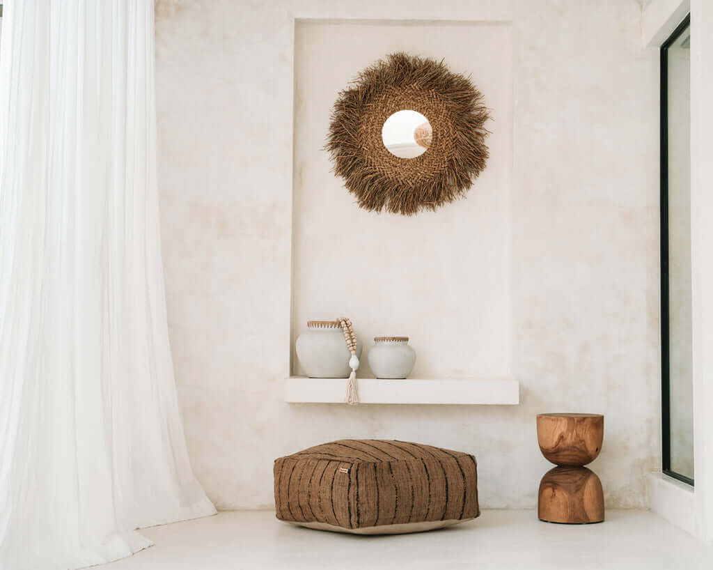 Interieur met De Early Monday Spiegel van rotan, boho stijl. Spiegel omgeven door franjes voegt kusttextuur toe aan de ruimte.