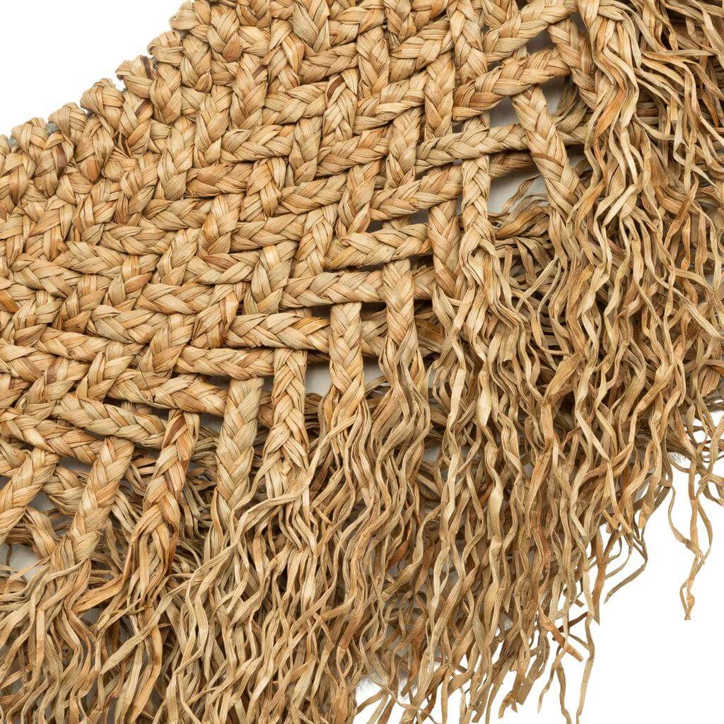 Close-up van natuurlijke rotan franjes van de De Early Monday Spiegel, geweven voor een boho uitstraling in elk interieur.