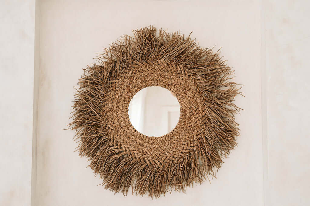 Ronde spiegel met natuurlijke rotan en franjes, boho-vibe, 75 cm hoog, ideaal voor een kusttextuur in interieur, water hyacinth materiaal.