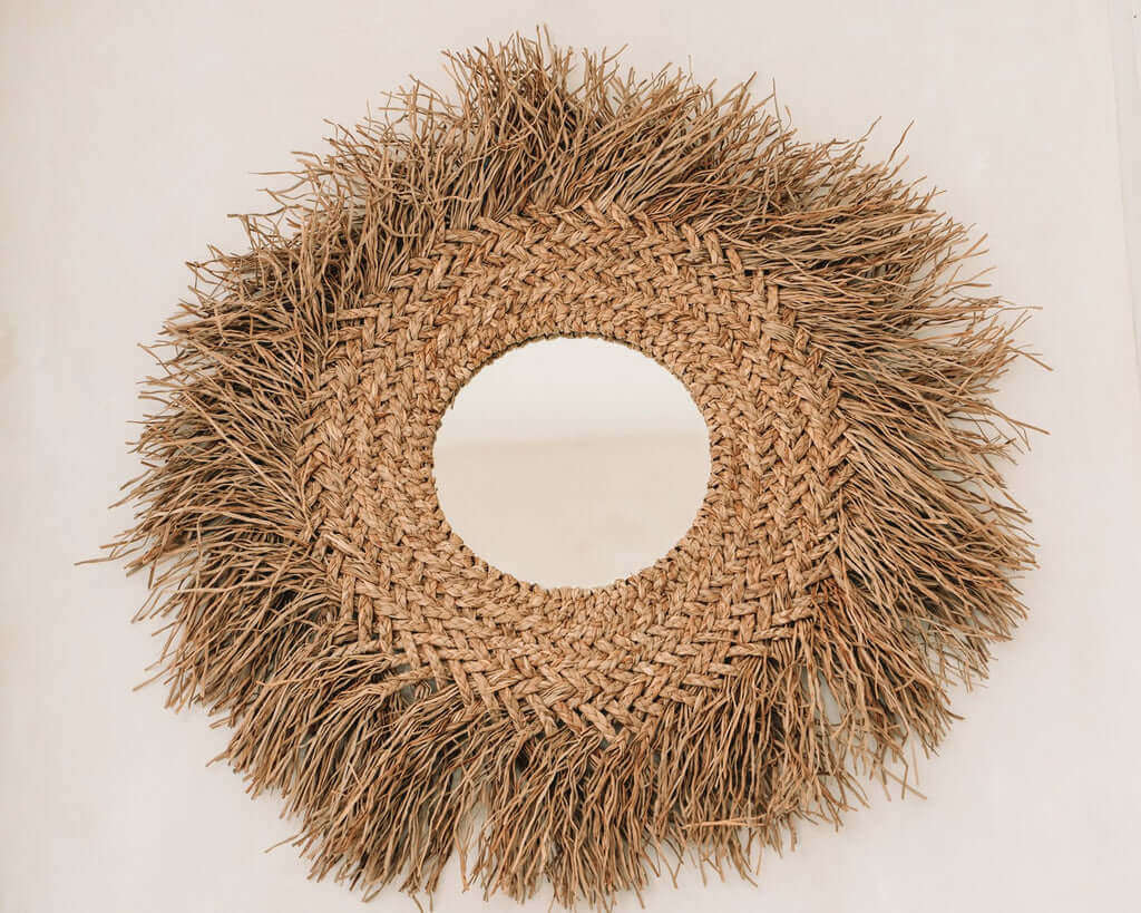 Natuurlijke rotan spiegel met franjes, De Early Monday Spiegel, 75 cm, voegt een boho aardse sfeer toe aan elk interieur.