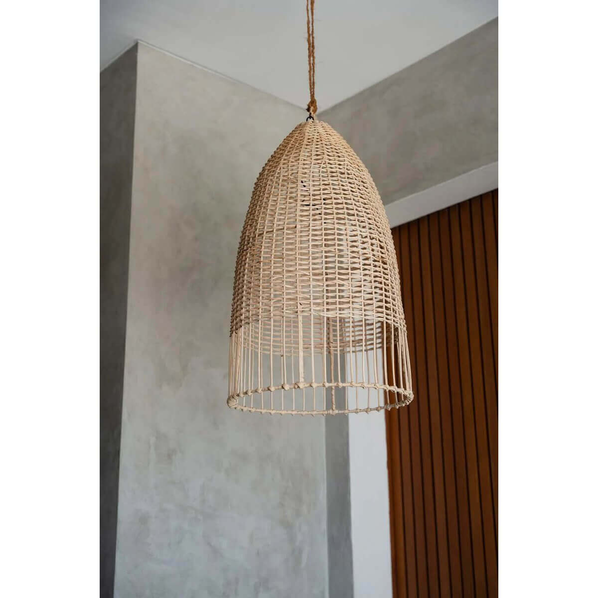 De Elba hanglamp van natuurlijk rotan, geïnspireerd door Italiaanse kustsferen, perfect voor interieur, hangend in moderne ruimte.