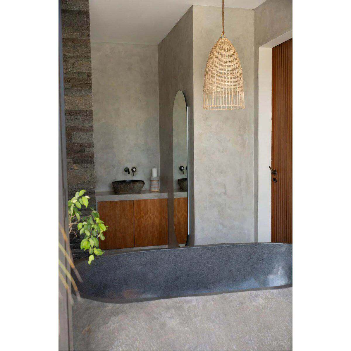 Moderne badkamer met De Elba hanglamp in rotan stijl, die een warme, Italiaanse eilandensfeer uitstraalt.