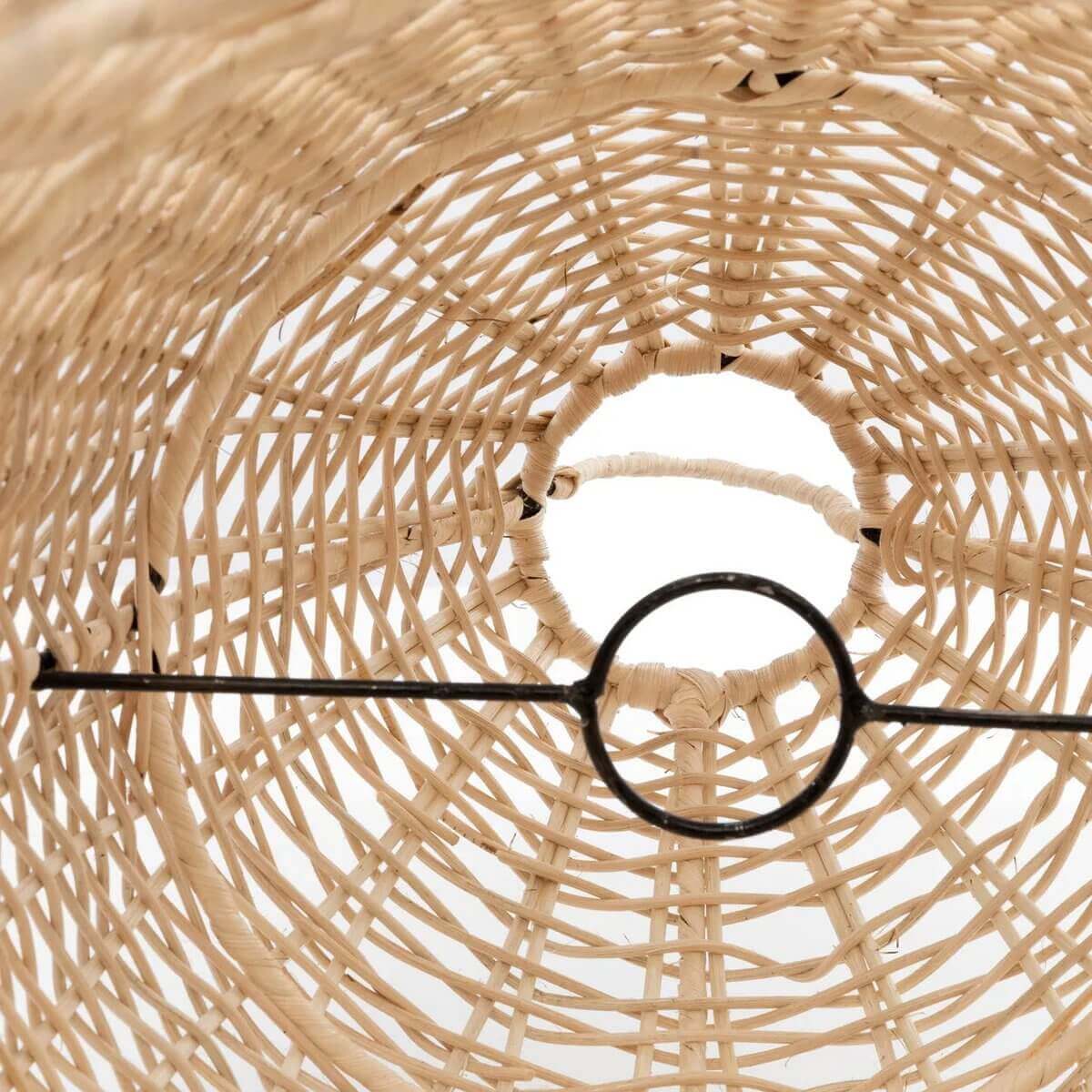 Binnenzijde van een kooivormige rotan hanglamp De Elba, met natuurlijk Italiaans kustdesign.