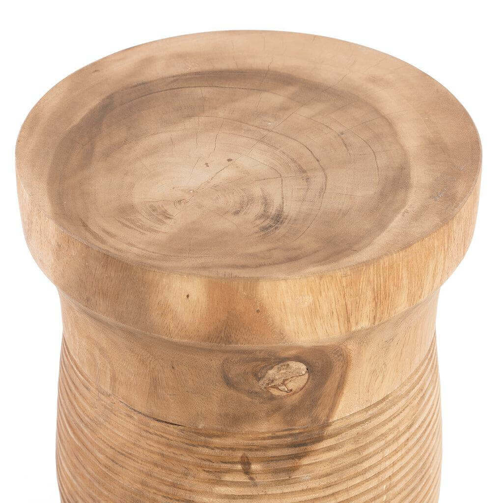 Houten Ezili Kruk in organische vorm met unieke lijnpatronen, bruikbaar als zitelement of bijzettafel in uw woonruimte.