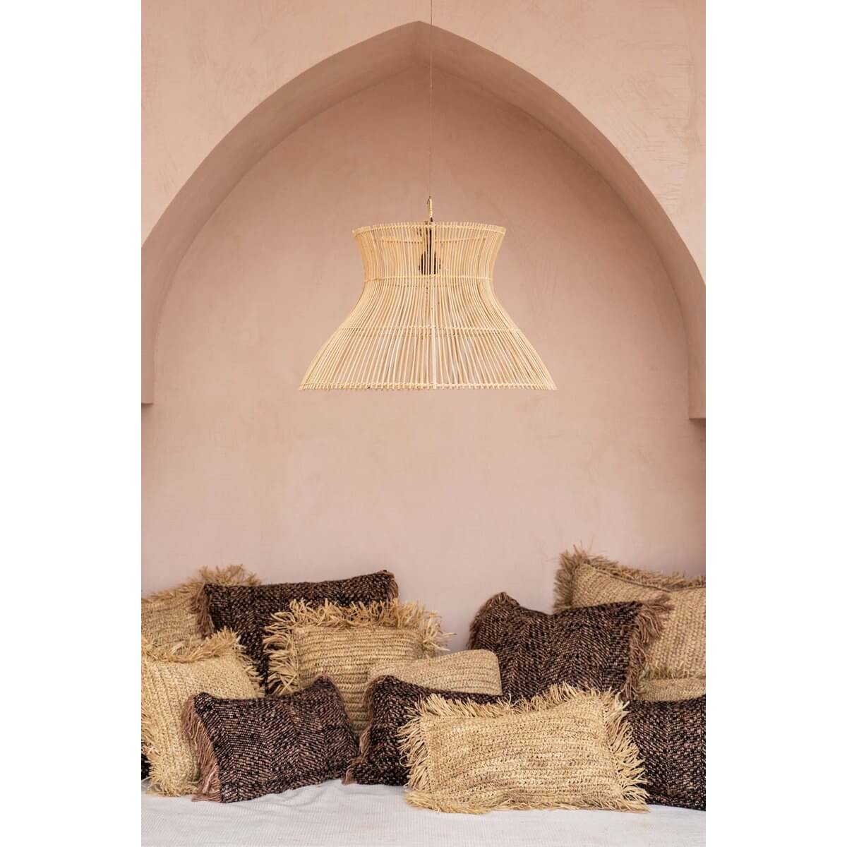 Rotan hanglamp 'De Flirt-hanger - Natuurlijk' boven houten rotan kussens in een sfeervol interieur.